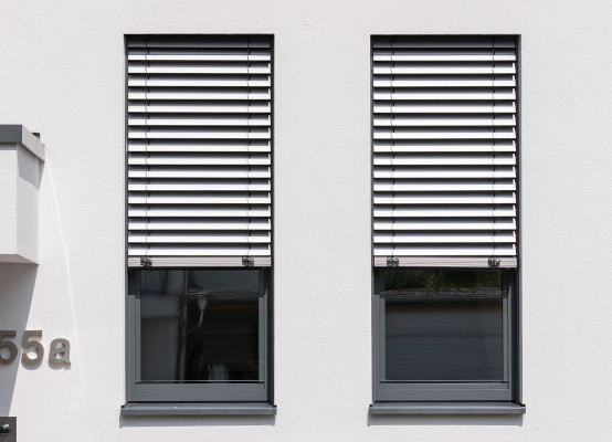 brise-soleil orientables sur fenêtres