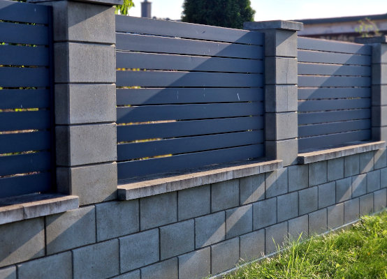 Clôture avec barres transversales