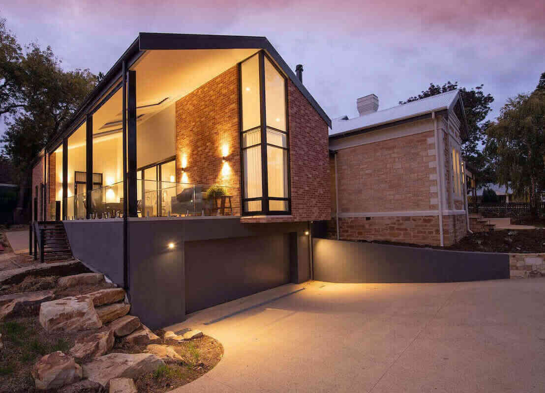 une maison moderne avec une porte de garage domotisée 