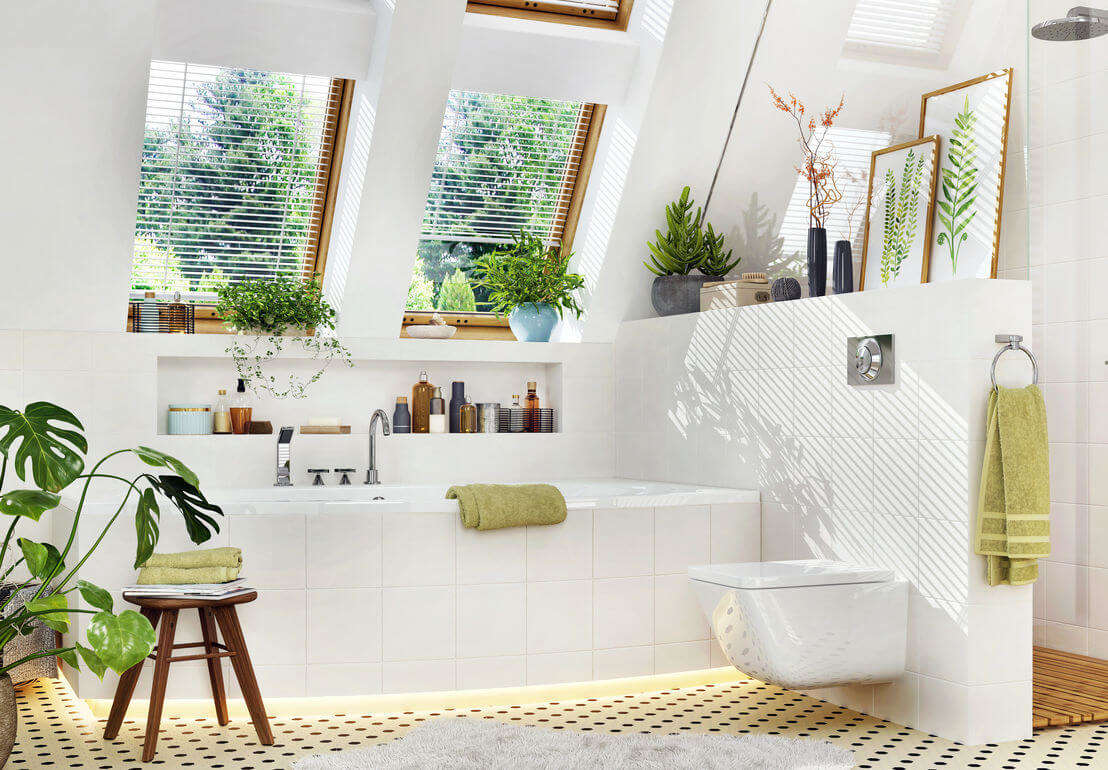 salle de bains avec fenêtre de toit en bois