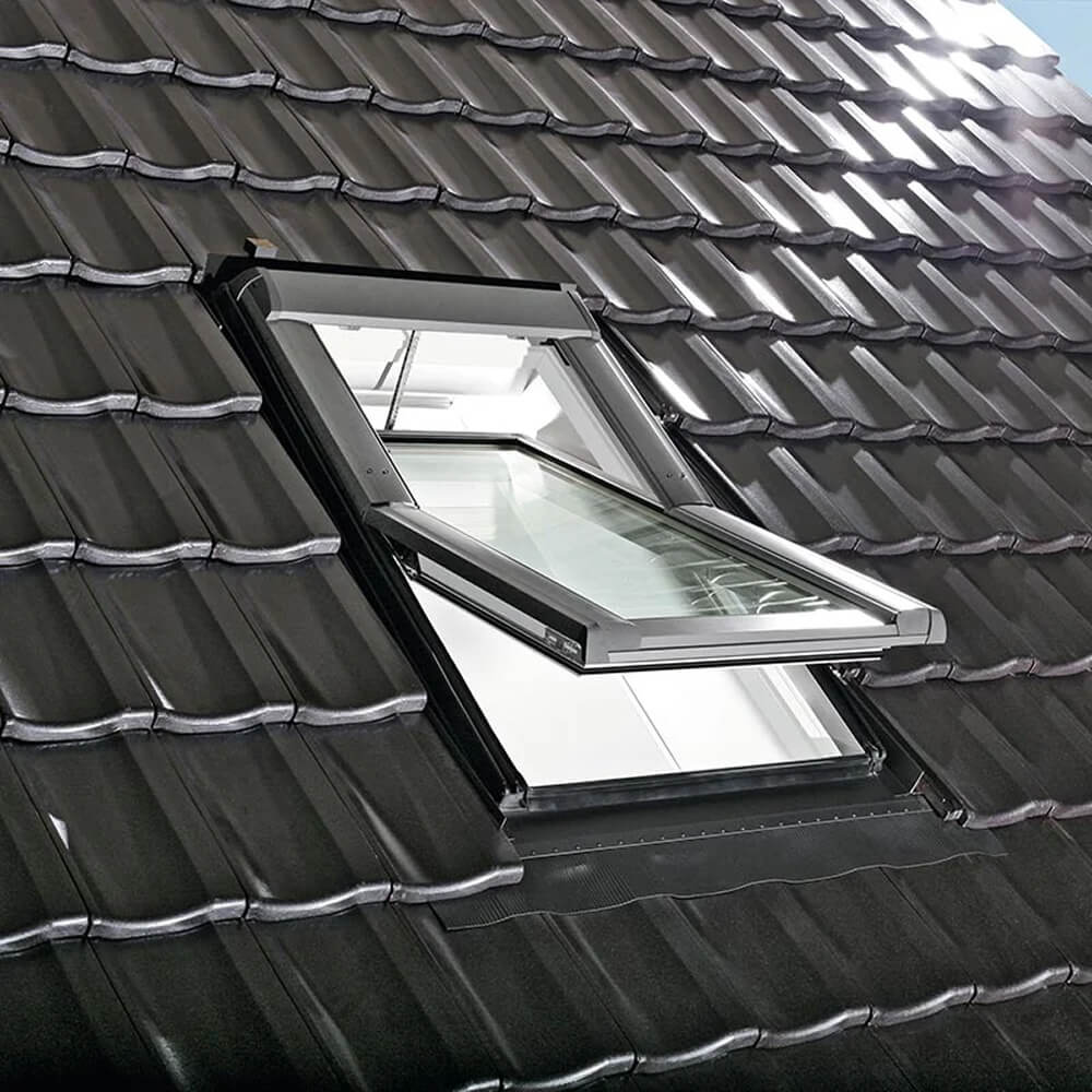 Fenêtre de toit Roto R6 PVC ouverture par rotation vue extérieure