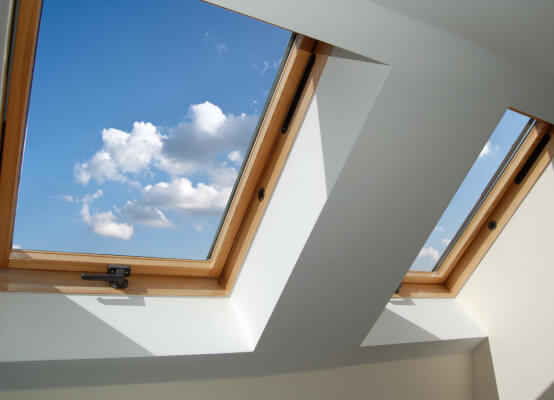 fenêtre de toit ouverture par projection