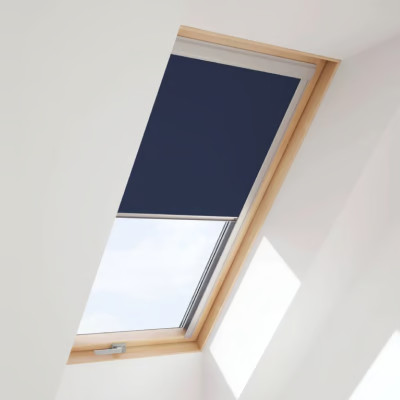 Fenêtre de toit Bois avec store bleu foncé