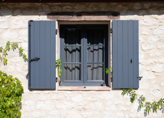 Vieille fenêtre bois planification