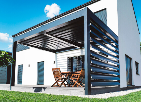 Pergola 4x3 à l'arrière d'habitation