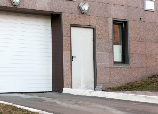 Porte de service extérieure en entrée latérale