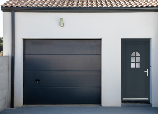 Porte de service Albi anthracite sur façade extérieur