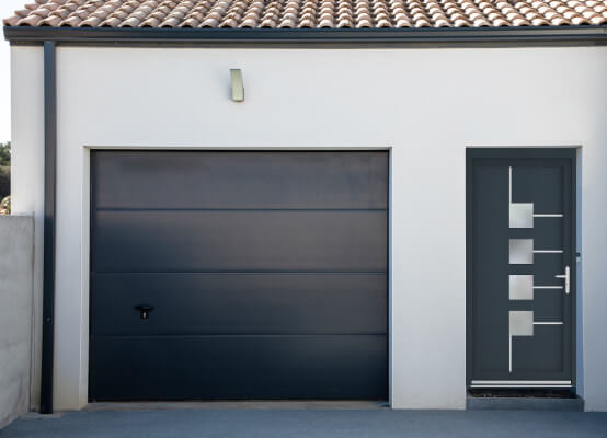 Porte de service Bastia anthracite sur façade extérieure de la maison