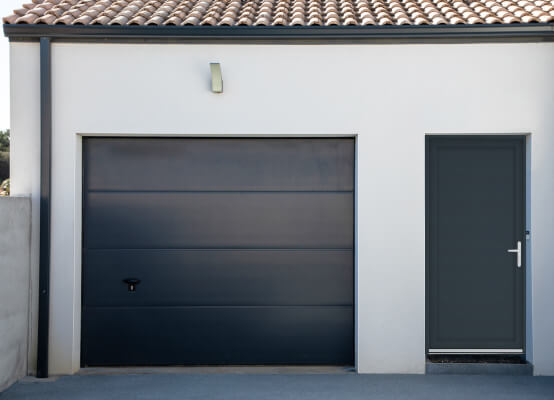 Porte de service Cergy en PVC anthracite sur façade extérieure