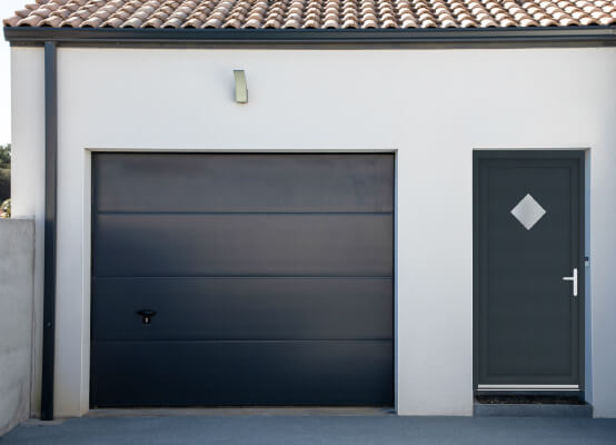 Porte de service Pantin anthracite sur façade