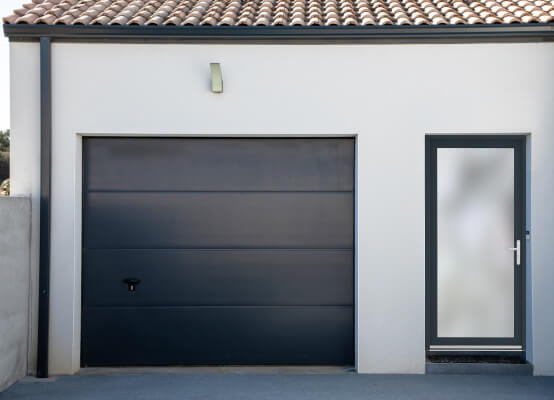 Porte de service Nice anthracite sur façade