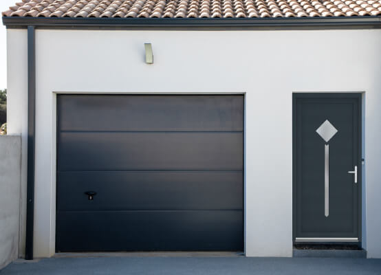 Porte de service Pantin anthracite sur façade de maison