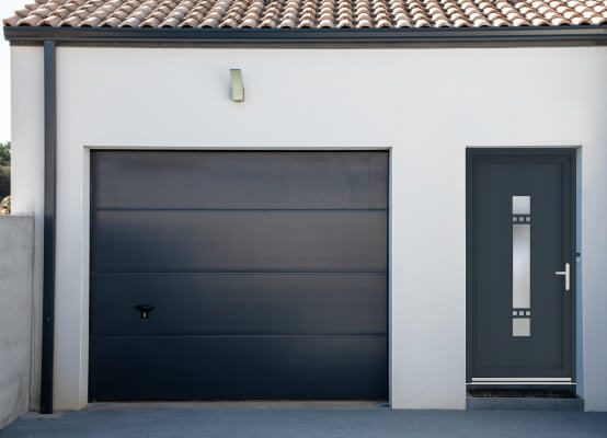 Porte de service Vierzon anthracite sur façade extérieure