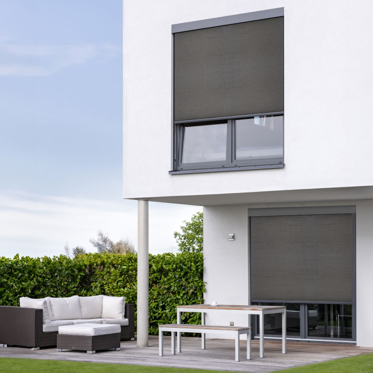 Porte-fenêtre avec stores enrouleurs Porte-fenêtre avec stores enrouleurs