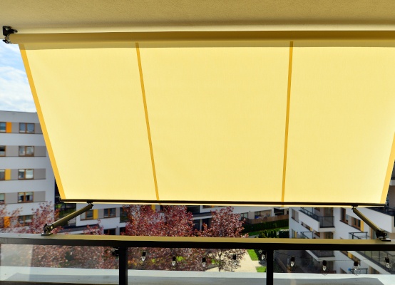 toile de store jaune sur balcon