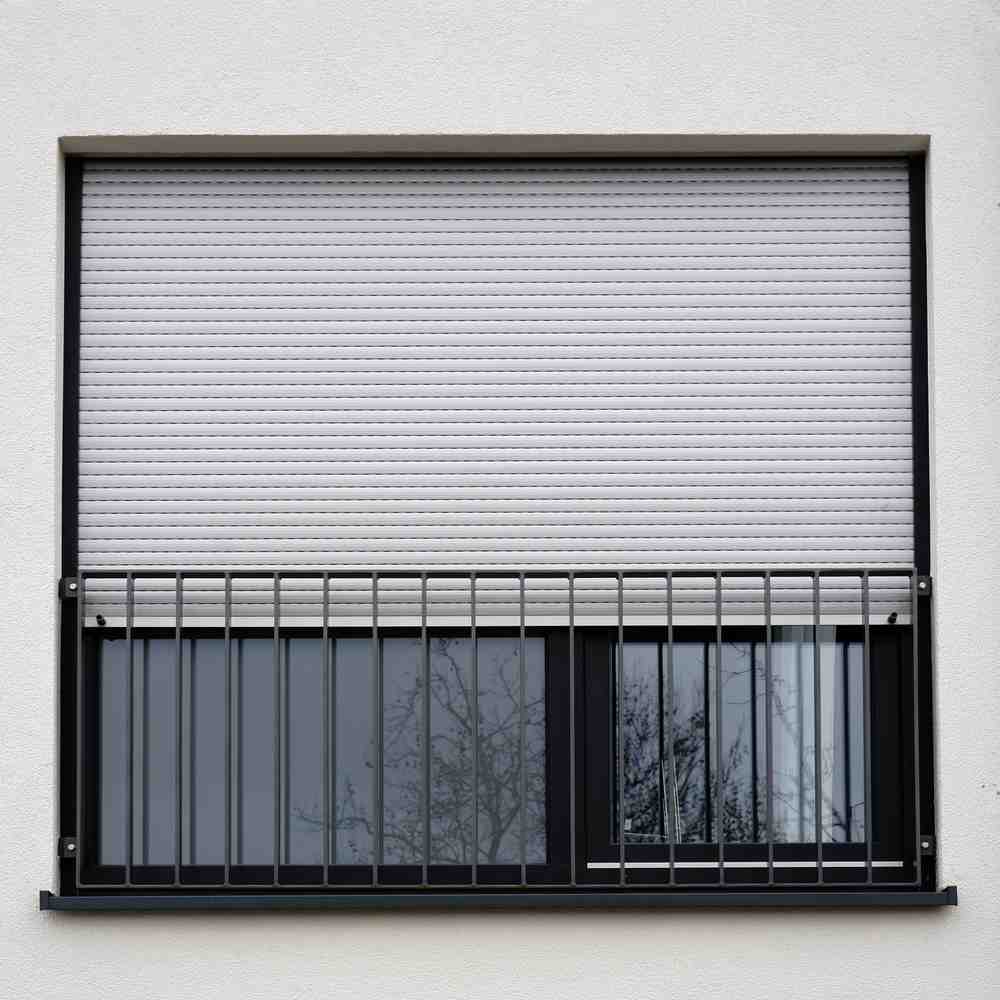 Maison moderne avec volets roulants intégrés