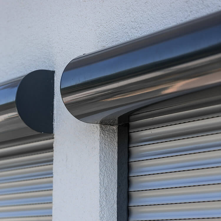Volet roulant extérieur arrondi - details de la façade