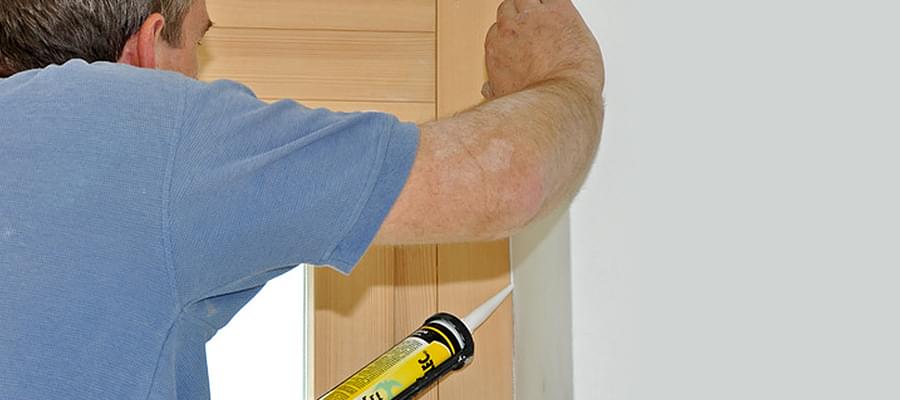 Comment poser une fenêtre en bois avec des joints et de la silicone