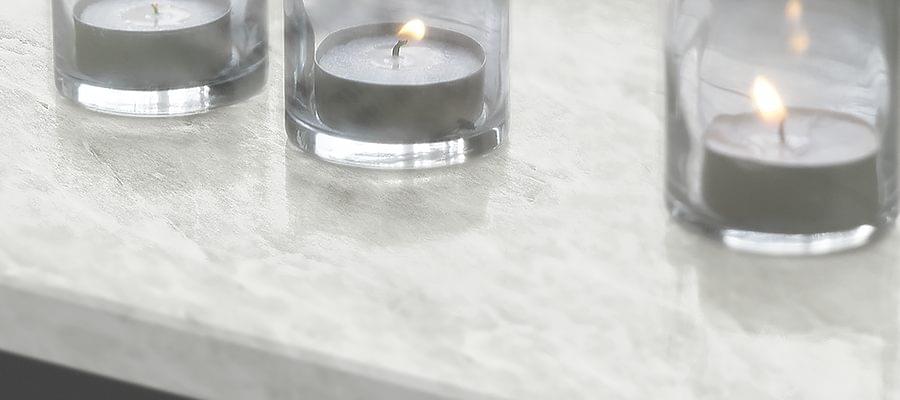 Appui de fenêtre en marbre élégante avec des bougies à chauffe-plat