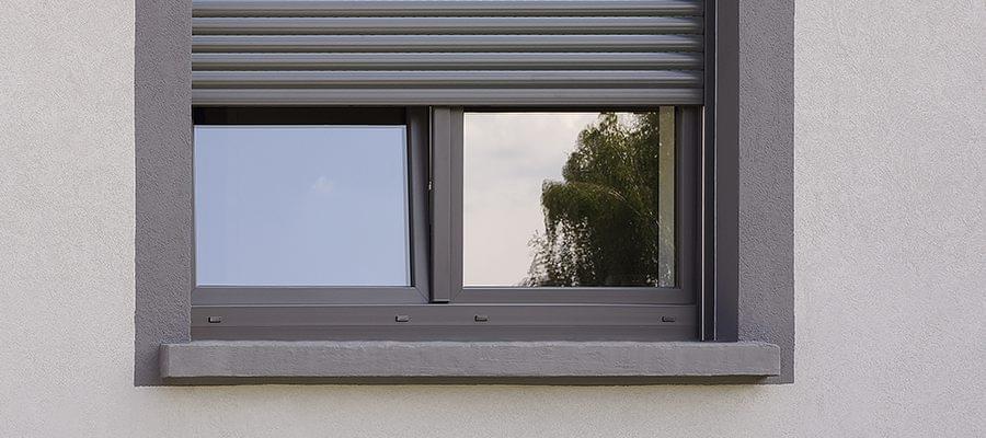 Appui de fenêtre extérieur en pierre coloré en gris