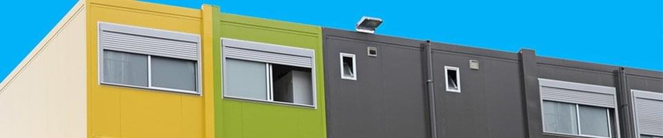 Fenêtres à deux vantaux et volet sur cabines d'habitat de chantier