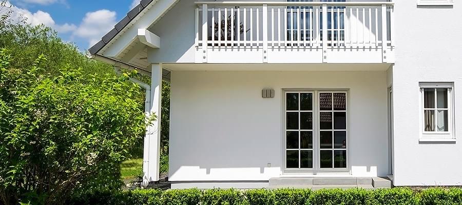 Balcon couvert par-dessus terrasse