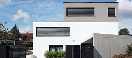 Fenêtre aluminium Schüco avec store plissable extérieur
