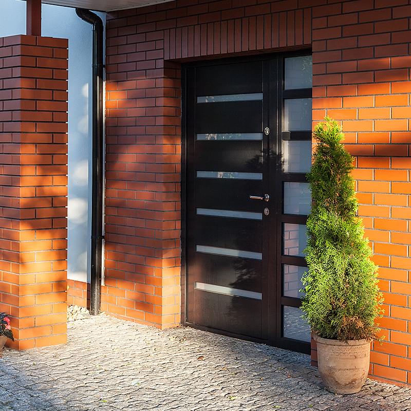 Porte de maison moderne en bois marron foncé