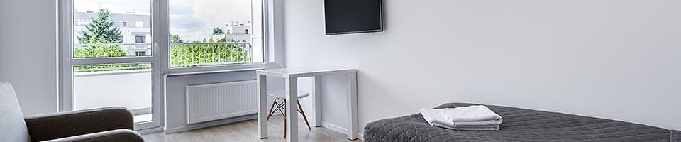 Porte et fenêtre blanche en PVC par-dessus chauffage
