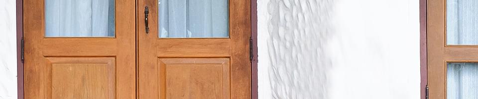 Porte-fenêtre double rustique en bois avec soubassement