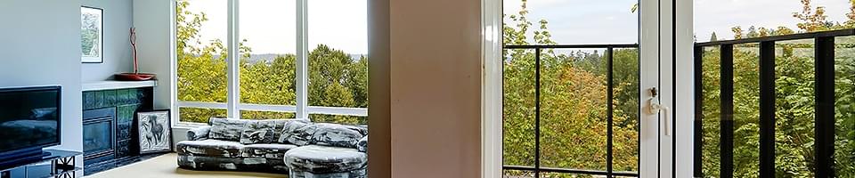 Portes-fenêtres blanches à vantaux fixes ou oscillo-battants