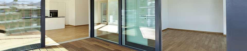Pièces avec portes à galandage en aluminium